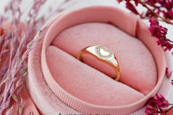 Romantyczny złoty pierścionek damski z motywem serca wysadzany cyrkoniami. Kolekcja Amore – idealny na prezent, Walentynki i wyjątkowe okazje.4.jpg